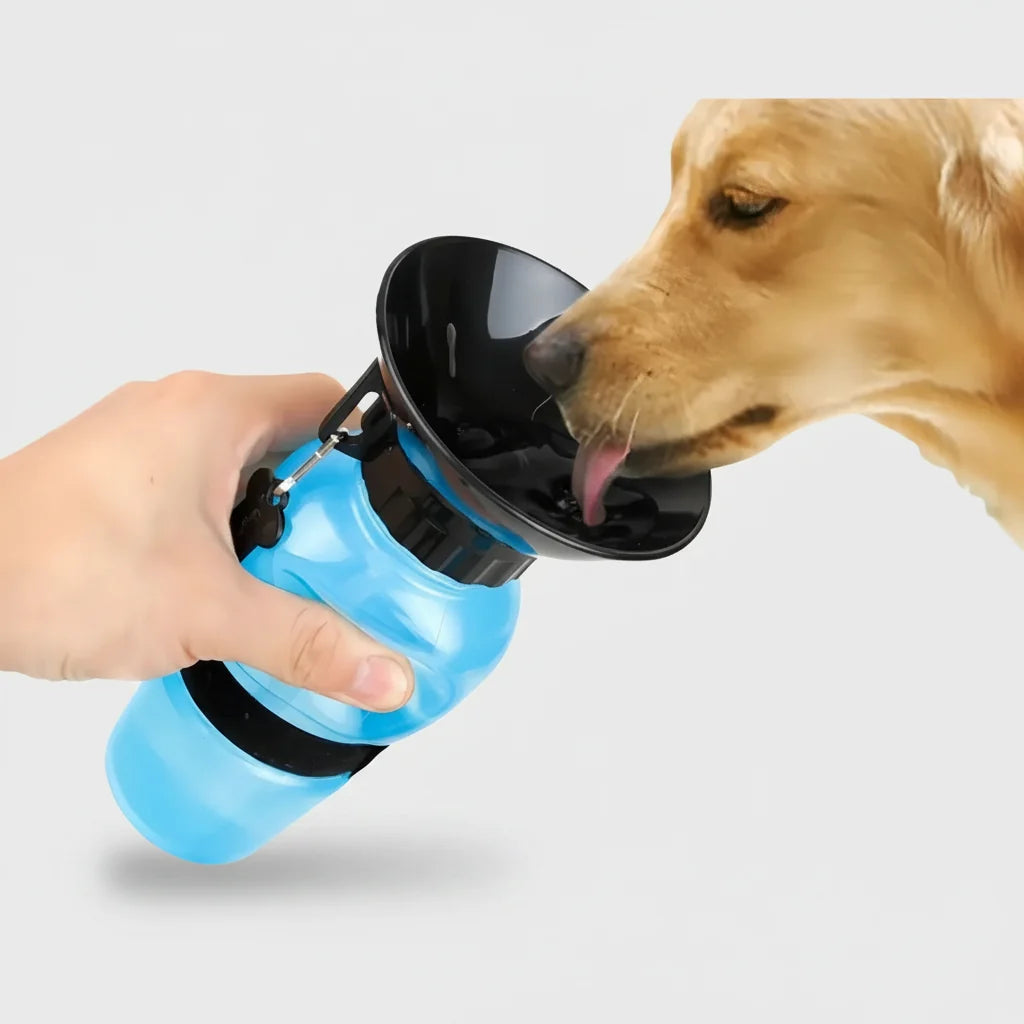 Bebedero portátil para mascotas de 500 ml, ideal para paseos con perros y gatos.